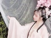 写真を撮るかわいい中国の女の子